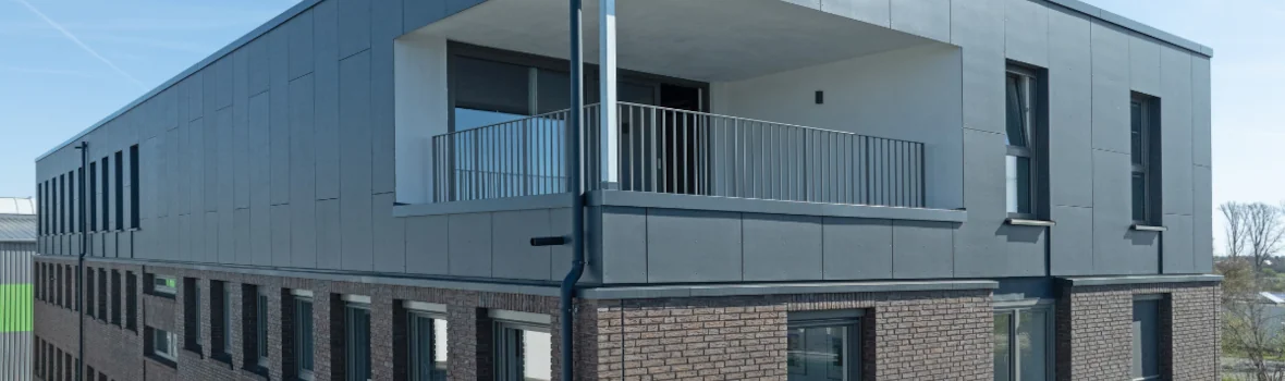 modernes großes Geschäftsgebäude mit Aufstockung