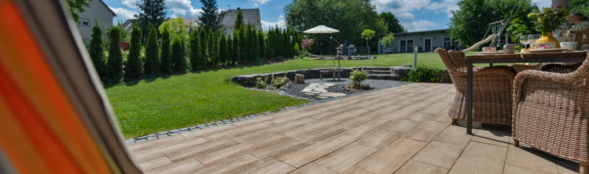 Terrasse mit Blick in den Garten mit einem kleinen Teich 