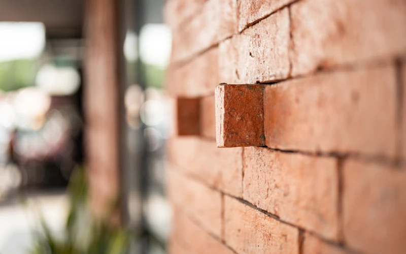 Hausmauer mit herausstehenden Mauersteinen 