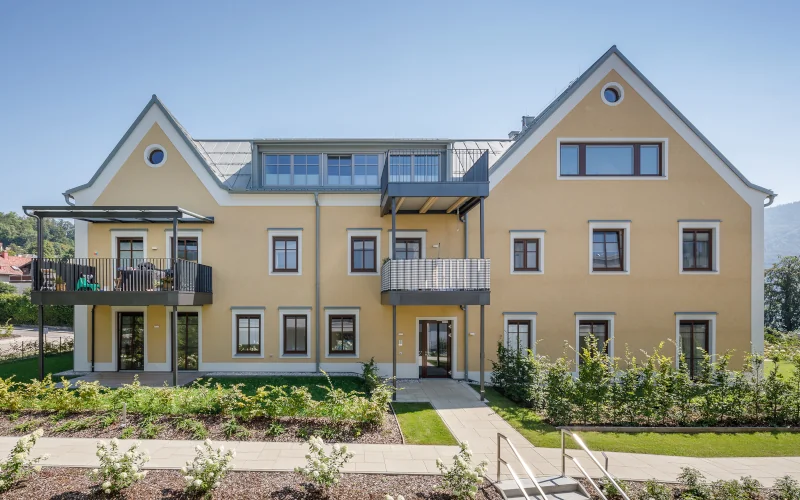 Mehrfamilienhaus in beige mit Balkonen