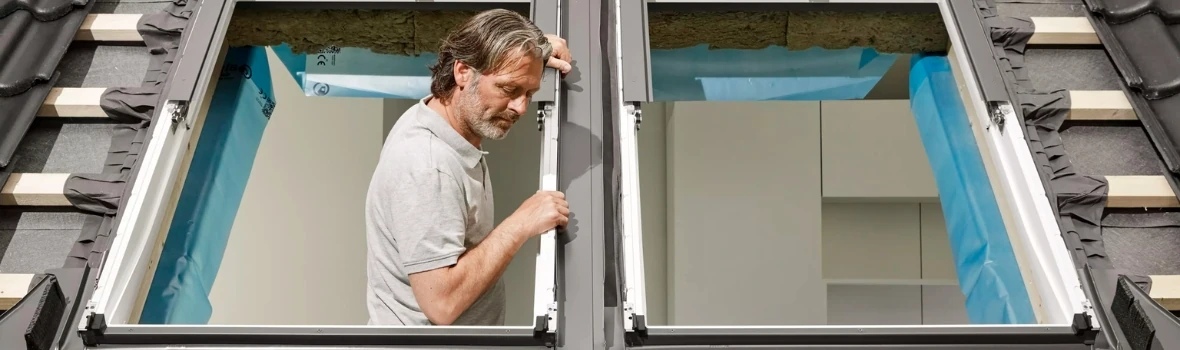 Mann arbeitet an Dachfenster mit flexibler Mittelrinne