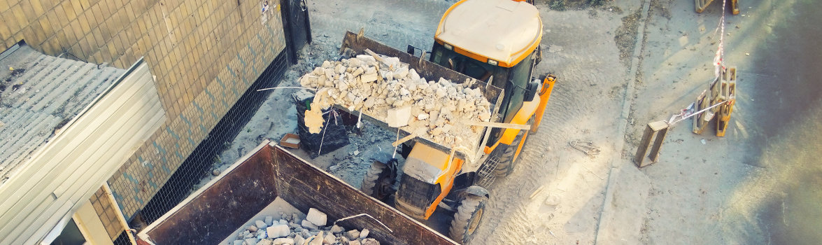 Mit Bagger wird Bauschutt abtransportiert