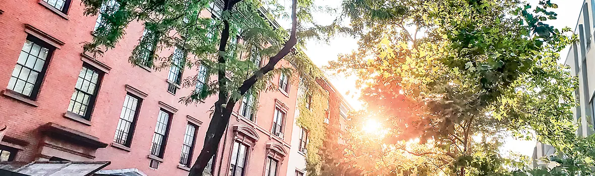 Aufnahme einer Strasse in einer Stadt mit rotem Mehrfamilienhaus