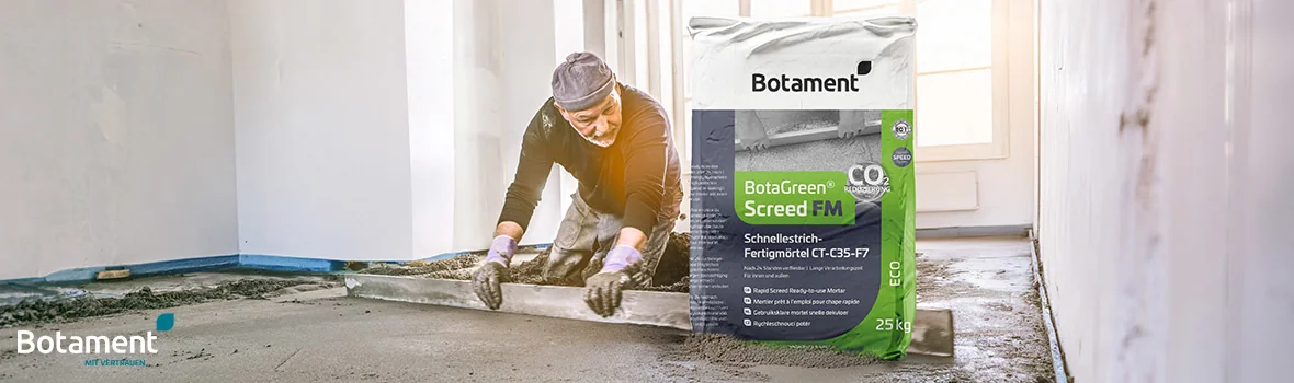 Handwerker verarbeitet Schnellestrich-Fertigmörtel ScreedFM von Botament auf dem Boden