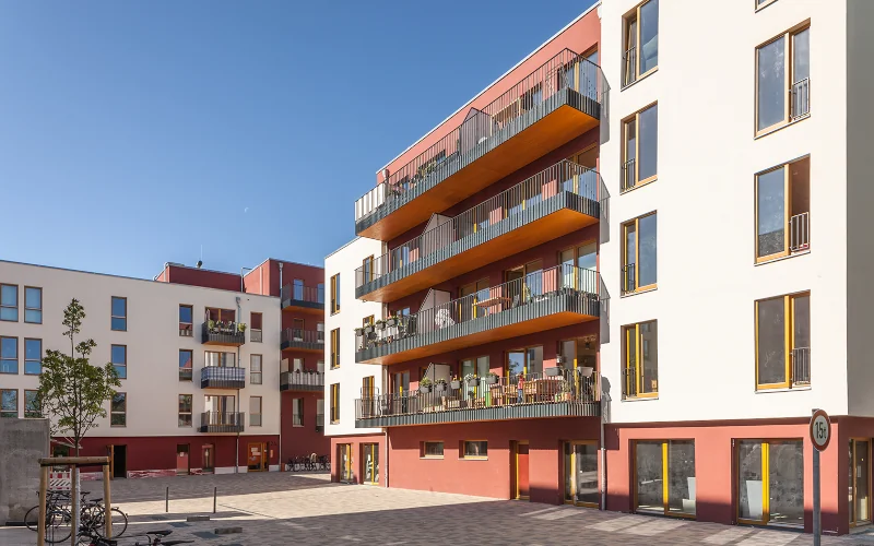 Wohnviertel mit Flachdachhäusern, Innenhof und vielen Wohnungen mit Balkon