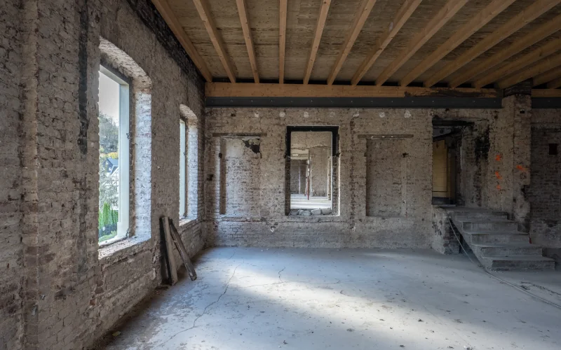 Haus in der Sanierung mit offenen Wänden und Fenstern