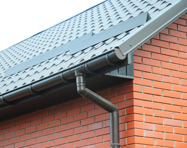 Dachrinnen, Flachdächer und Carport-Dächer richtig säubern und schützen