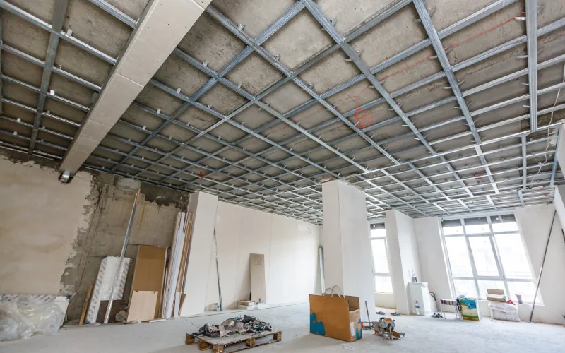großer Raum mit offener Metallkonstruktion für abgehängte Decken