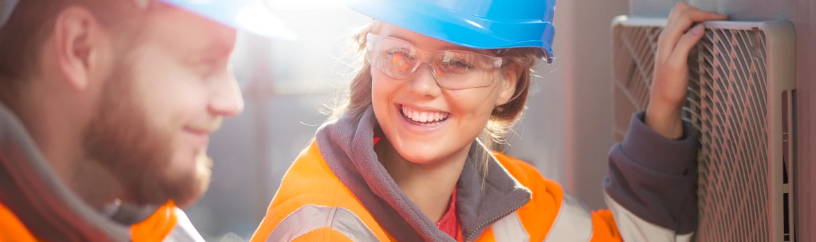 zwei junge Bauarbeiter mit Schutzkleidung in der Ausbildung 