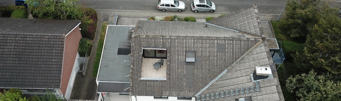 Wohnhaus mit altem Dachstuhl aus Vogelperspektive