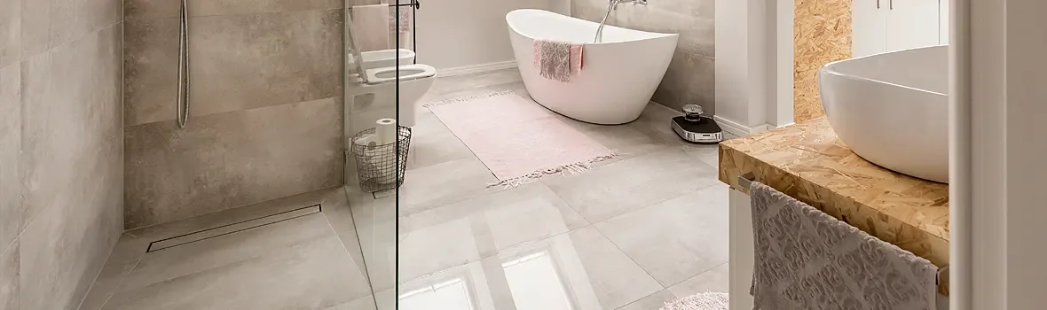 modernes ebenerdiges Badezimmer mit großen Dachfenstern