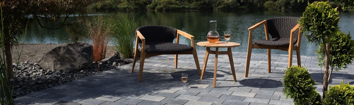 Terrasse mit Sitzmöglichkeiten an einem See
