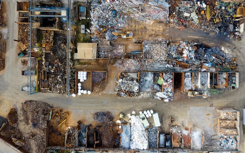 Recyclinghof mit verschiedenen Bereichen