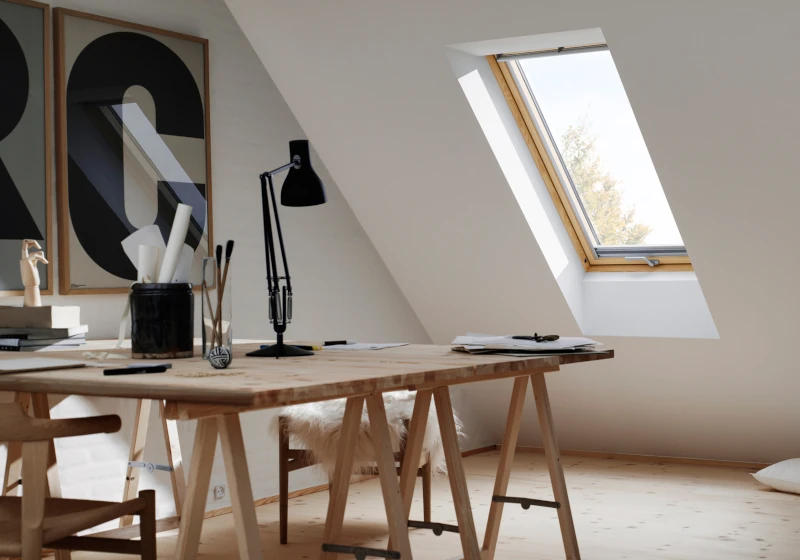 Holzschreibtisch in einem Dachgeschoss mit Dachfenster-Element