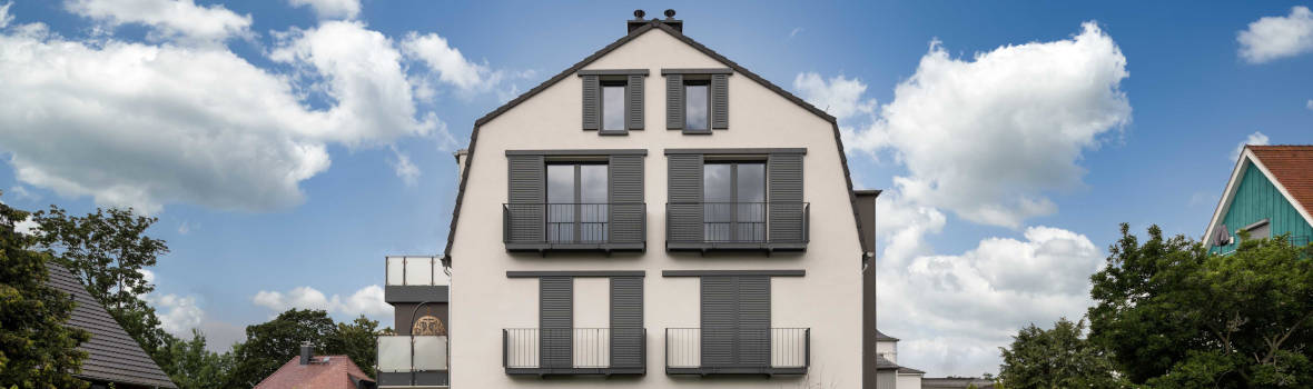Mehrfamilienhaus mit heller Fassade