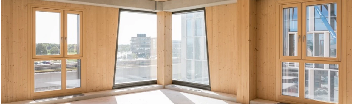 Eine Holzfront mit Fenstern