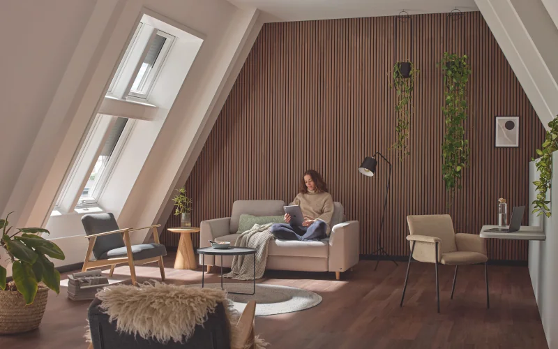 Dachgeschoss Zimmer mit Möbeln und Dachfenster