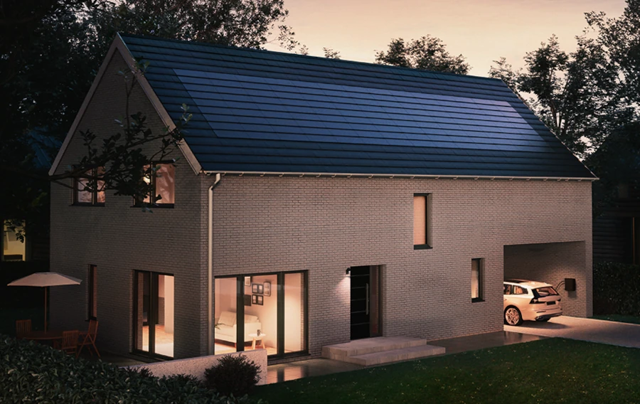 Modernes Einfamilienhaus mit Garage und beleuchteten Fenstern.