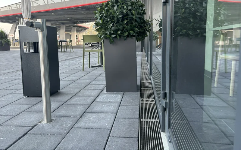 Entwässerungsrinne von ACO an einer Gebäudefassade