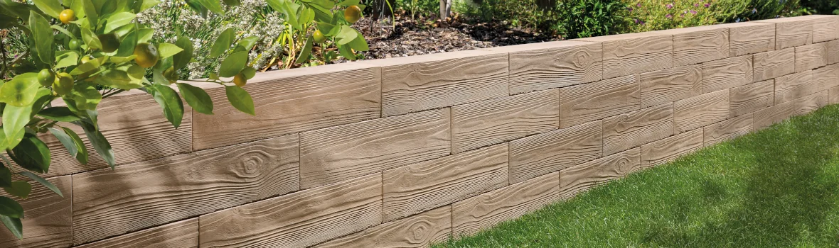 Gartenmauer in naturgetreuer Holzbalken-Optik
