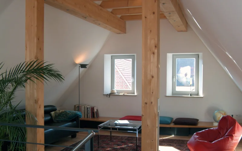 Dachgeschoss möbliert mit Fachwerk