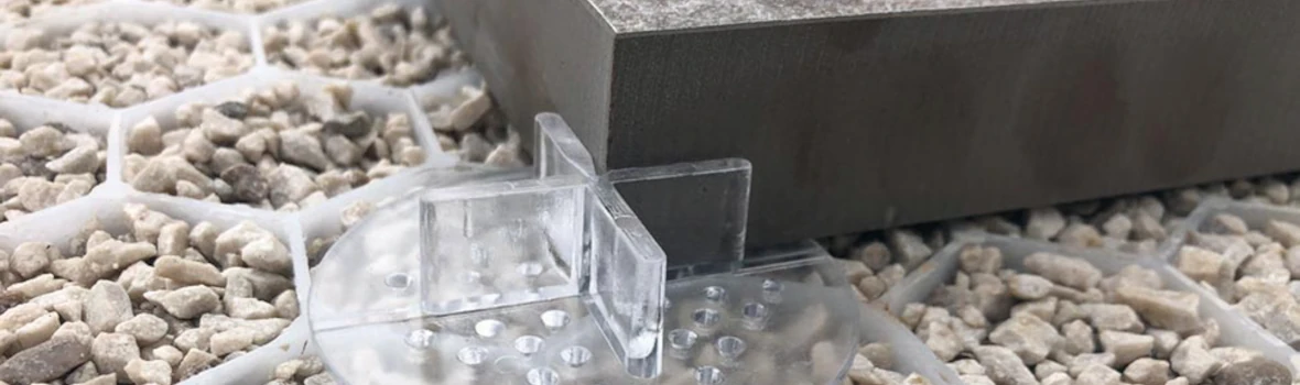 Nahaufnahme von Einbau von Terrassenplatten mit Unterkonstruktion 