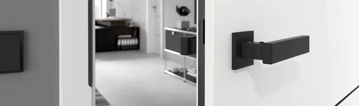 Wohnungstür in weiß mit schwarzem Griff 