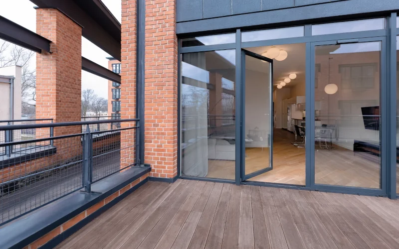 Barrierefreier Übergang einer Terrasse in die Wohnung