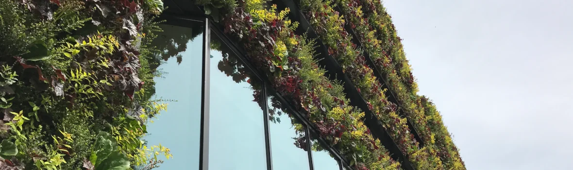 Geschäftsgebäude mit vertikaler Begrünung