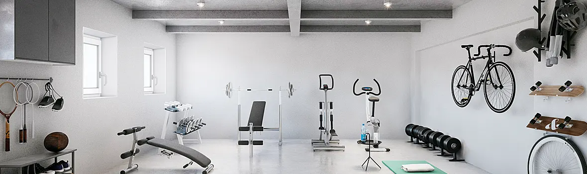 Zum Fitnessraum ausgebauter Keller mit zwei MEA Kellerfenstern.