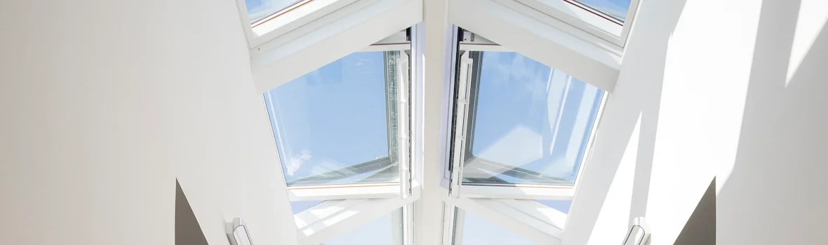 Große Dachflächenfenster bringen viel Tageslicht in den Innenraum