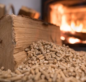 Holzpellets vs. Brennholz: Was ist für wen sinnvoll?