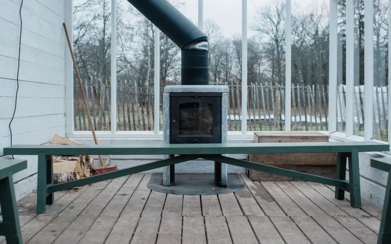 Ofen in einem Wintergarten im Winter