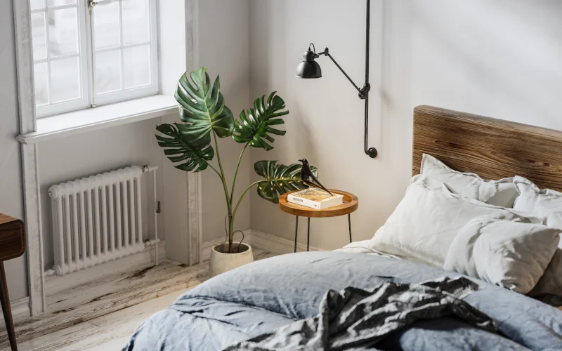 Schlafzimmer mit Bett und daneben ein Heizkörper