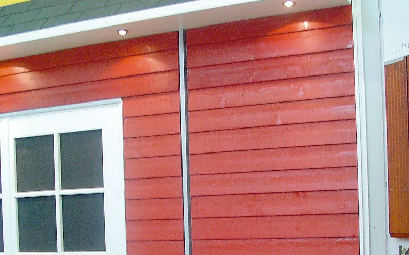 Haus mit roter Fassade aus Holz