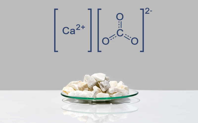 Calciumcarbonat auf einer Glasschale mit chemischer Formel