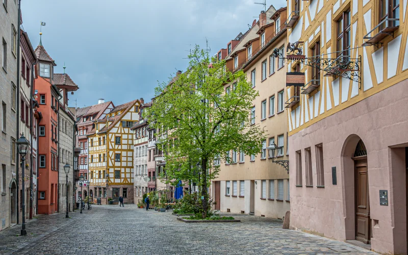 Einkaufsstraße in einer bunten Altstadt