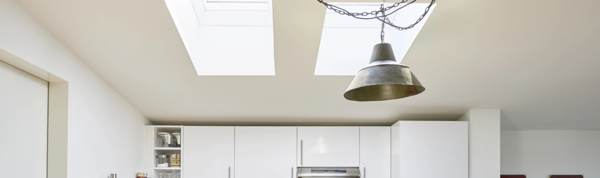 Küche in einem Mehrfamilienhaus mit Velux Flachdachfenstern