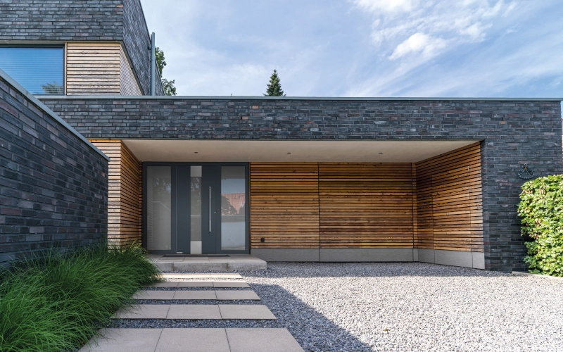 Einfamilienhaus mit einer Aluminiumhaustür