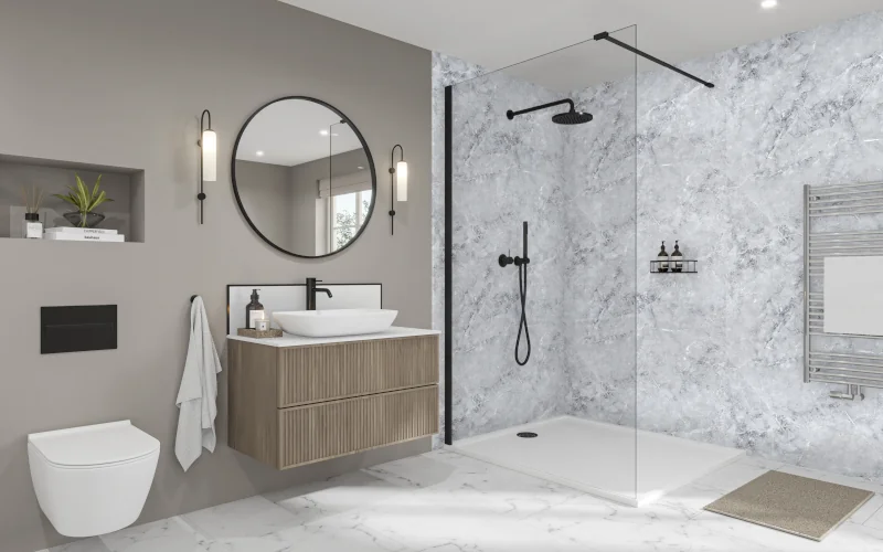 modernes ebenerdiges Badezimmer mit braunen und marmorgemusterten Wänden