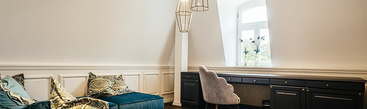 Wohnraum eines Altbaus mit alten Sitz- und Aufbewahrungsmöbeln