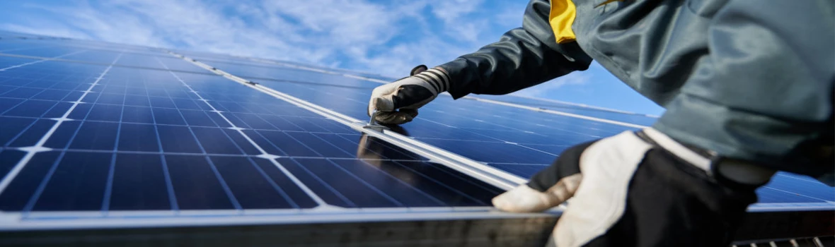 Dachdecker installiert eine Solaranlage auf dem Dach 