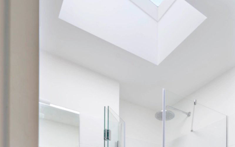 Flachdachfenster von Velux in einem Badezimmer in einem Mehrfamilienhaus in Hamburg