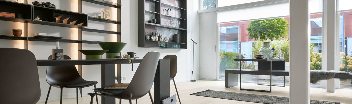 Geschäftsraum mit minimalistischer Einrichtung und hellem Boden 