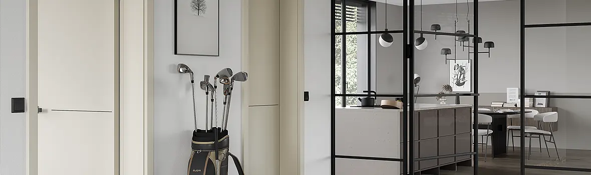 Modernere Wohnzimmer mit schwarzen Raumteilern und zwei Türen