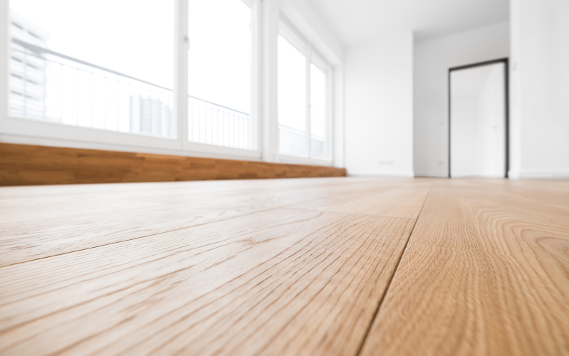 leerer Wohnraum mit hellem Holzfußboden 
