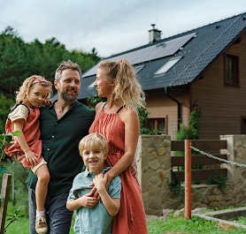 Fenstermontage im Holzbau: Reinsetzen, festschrauben, fertig?