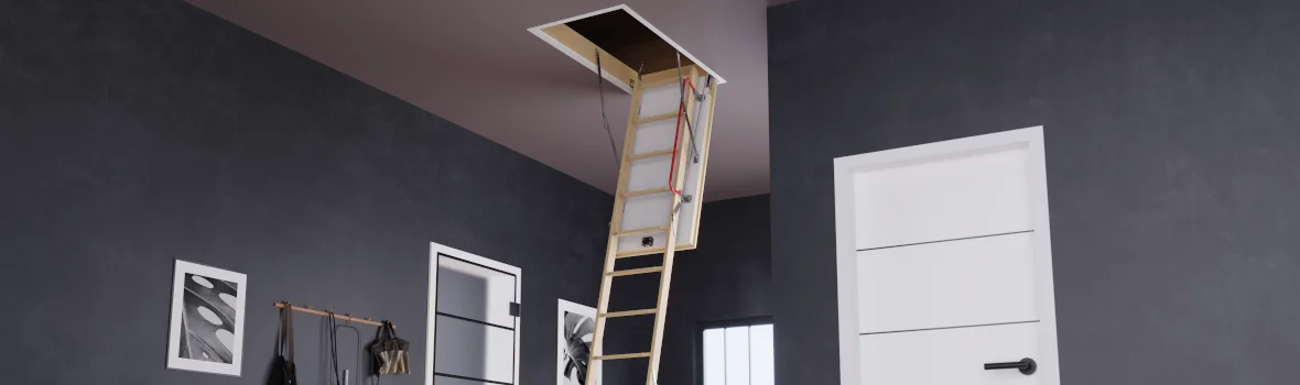Zimmer mit Leiter zur Decke, weißen Türen und moderner Einrichtung.
