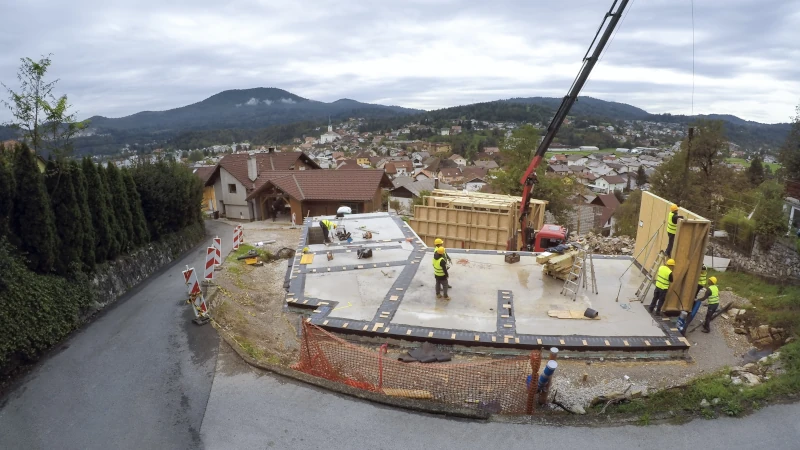 Baustelle eines modernes Wohnhaues im Bau bestehend aus Fertigbauteilen 