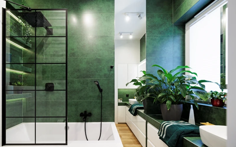 Grünes Luxusbadezimmer mit schwarzen Armaturen